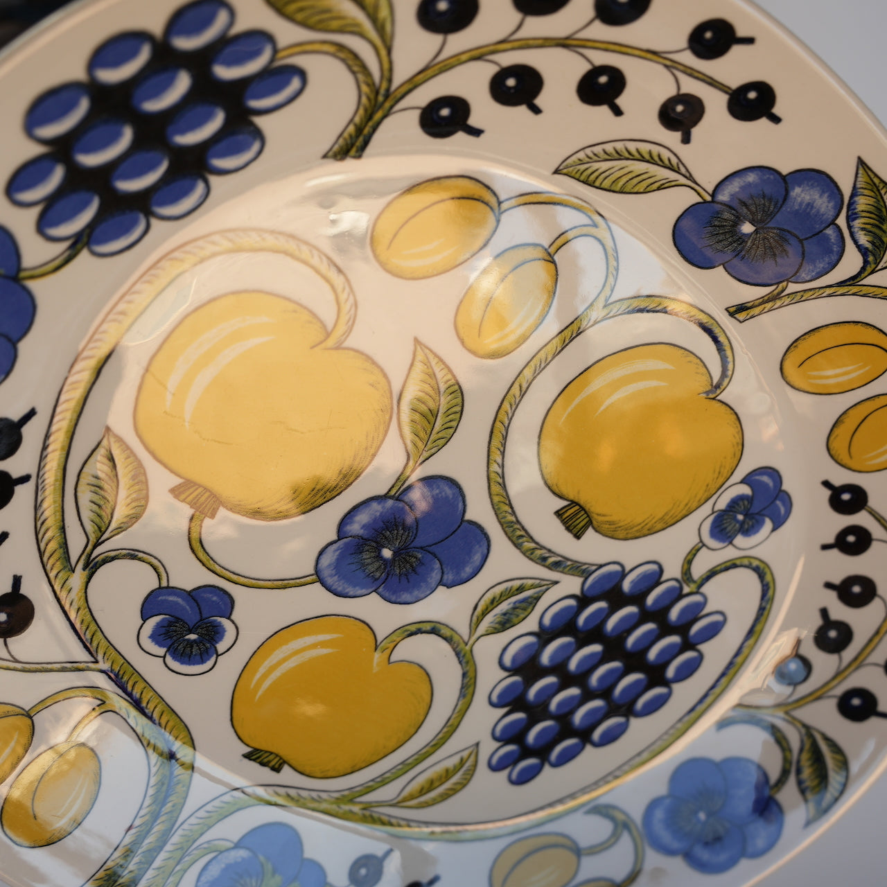 罕见的 Arabia Paratiisi 特大椭圆形盘子，36 厘米，带有 Viola 标志