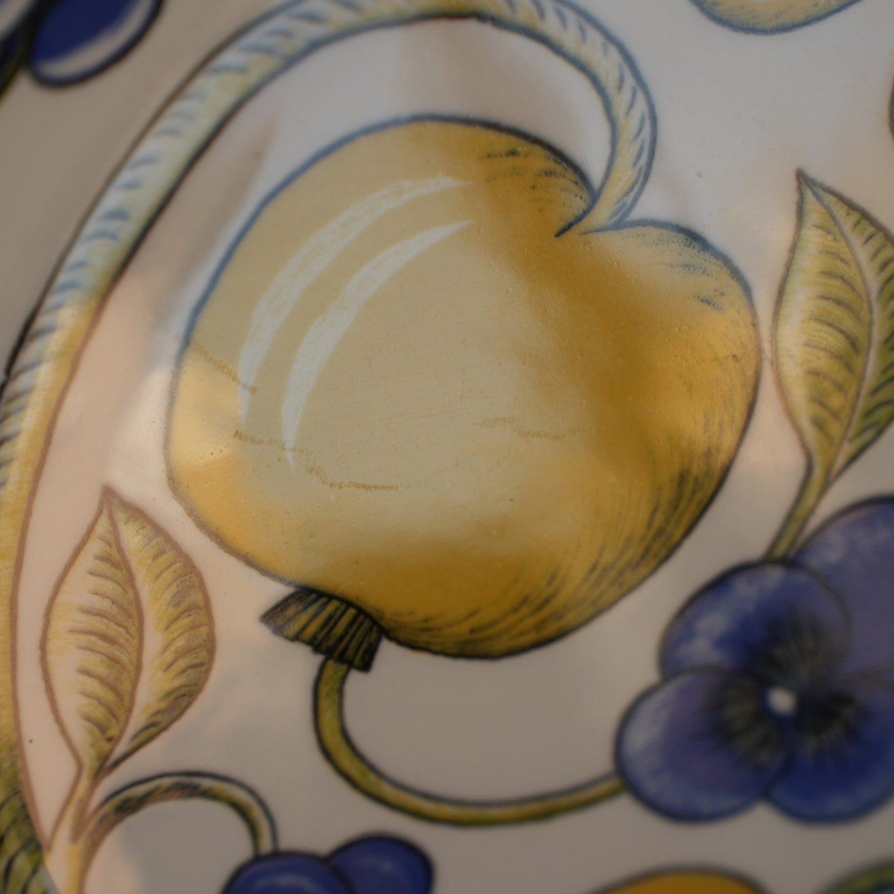 罕见的 Arabia Paratiisi 特大椭圆形盘子，36 厘米，带有 Viola 标志