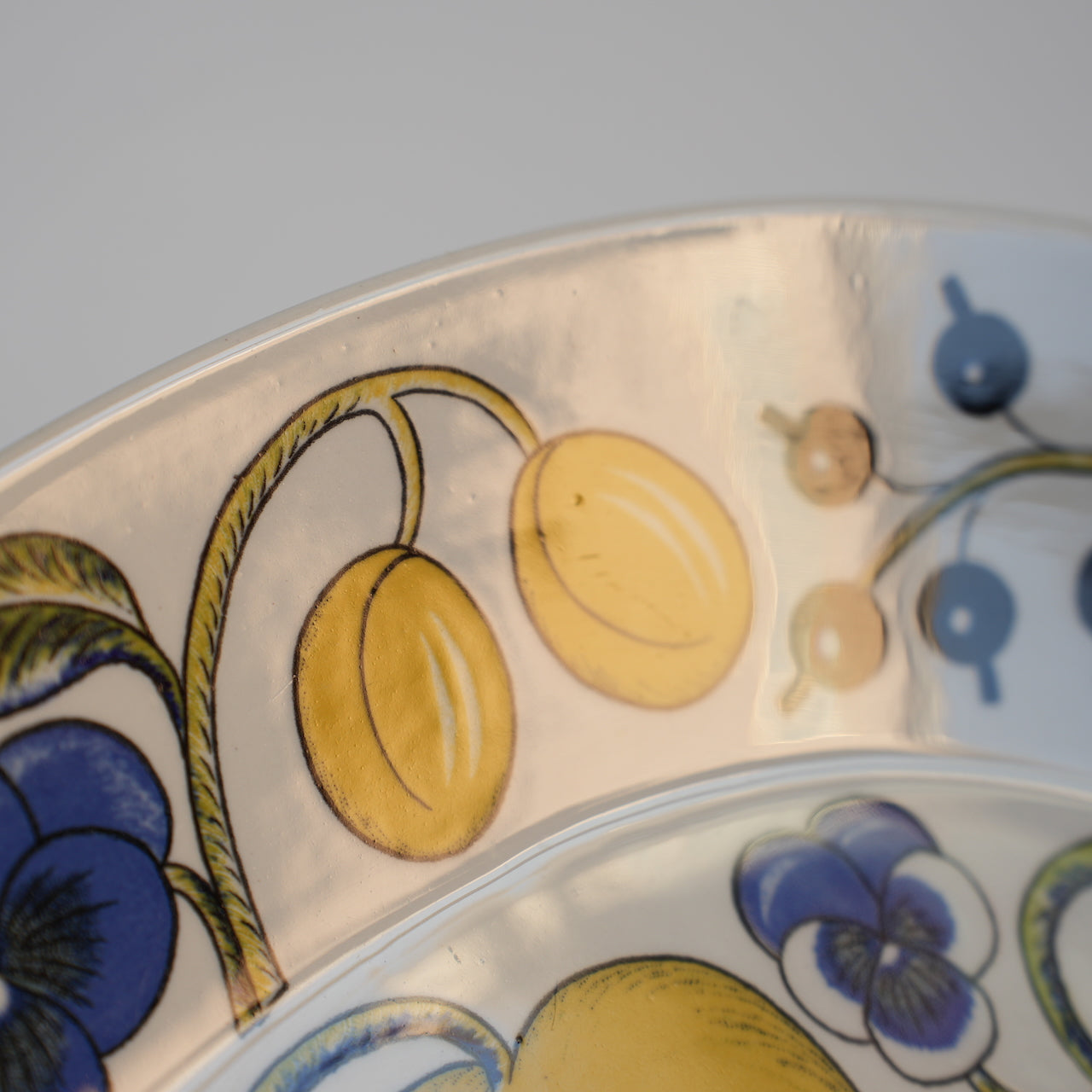 罕见的 Arabia Paratiisi 特大椭圆形盘子，36 厘米，带有 Viola 标志