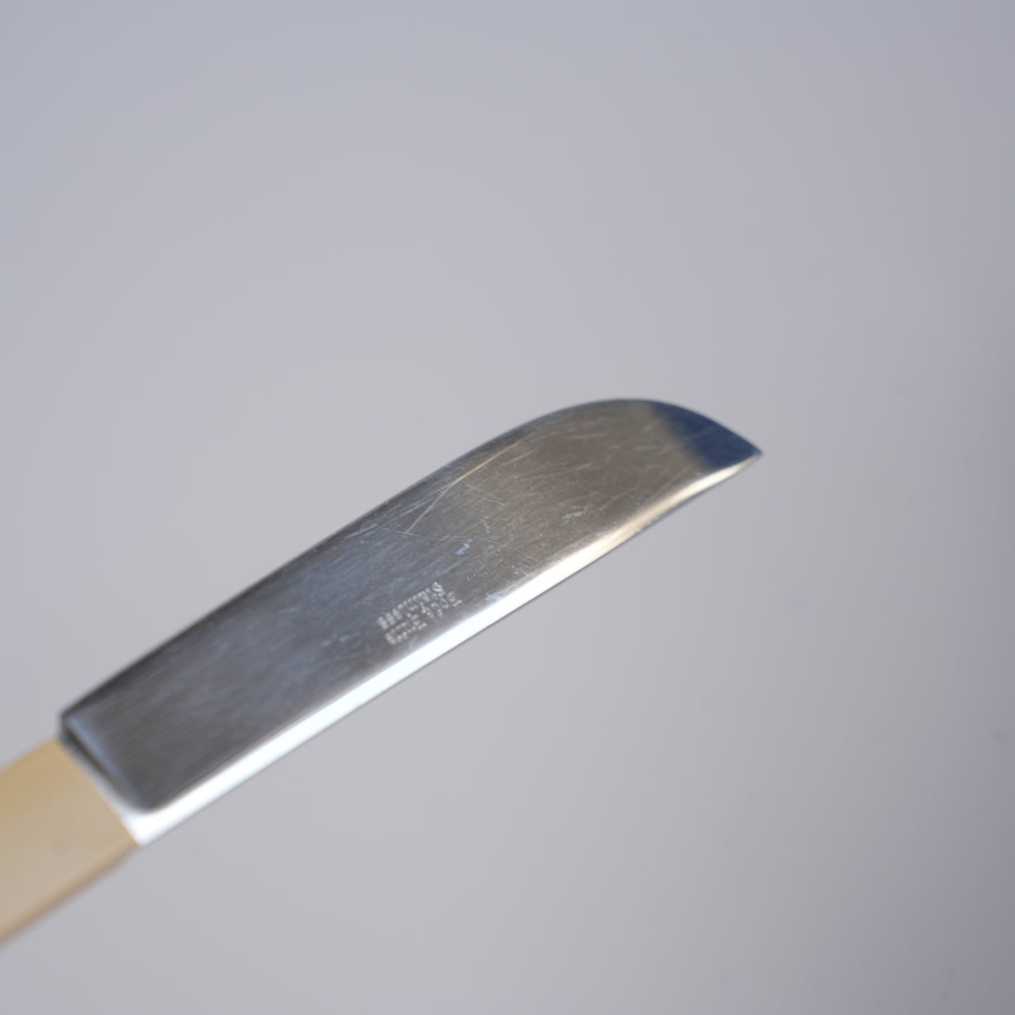 ボダ ビュッフェ（Buffé）ナイフ 21cm シグネ・ペション=メリン デザイン 裏面（バックスタンプ）