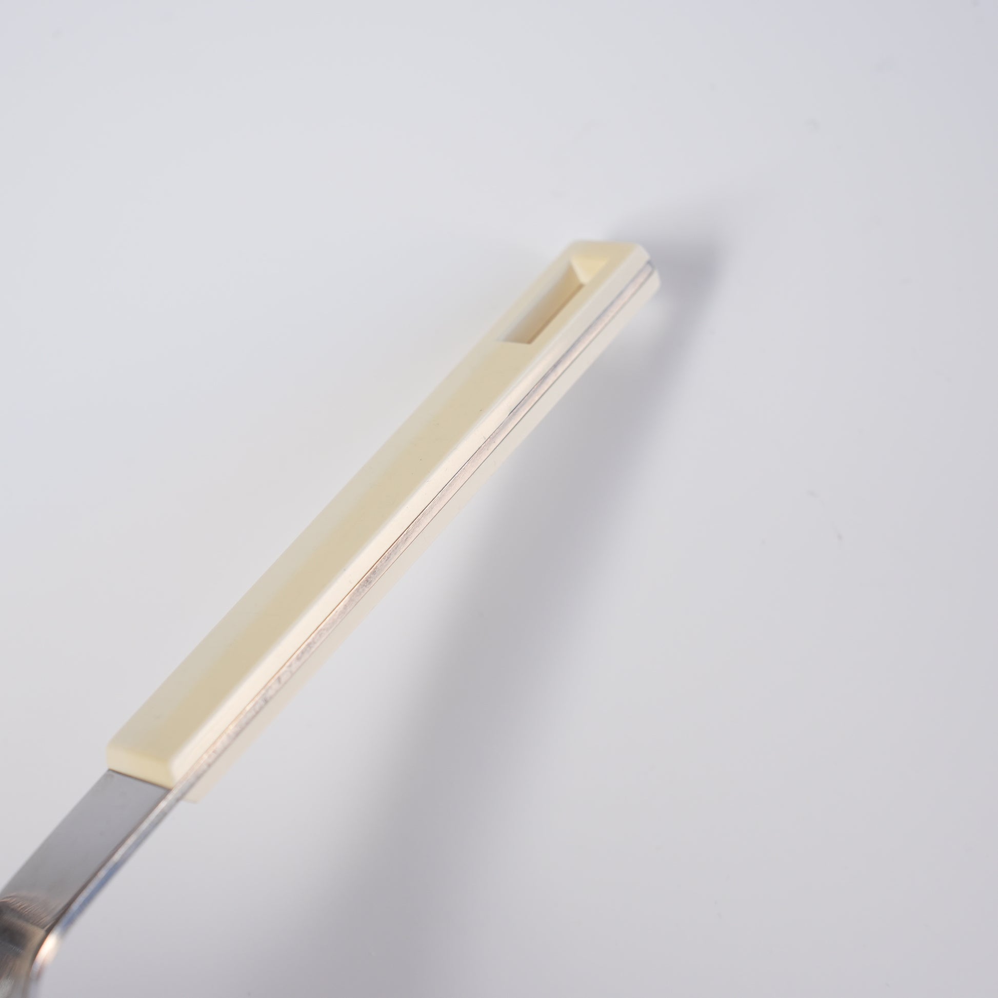 ボダ ビュッフェ（Buffé）フォーク 18.5cm シグネ・ペション=メリン デザイン 裏面（バックスタンプ）