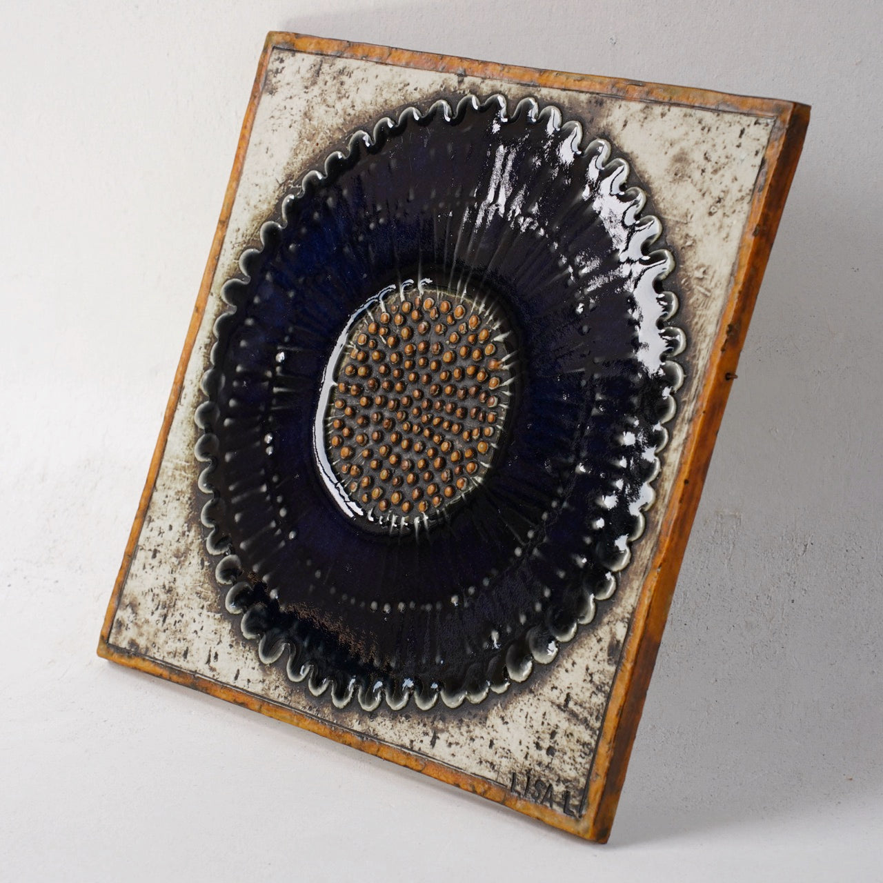 傑作ユニークピース グスタフスベリ リサ・ラーソン 青と黒のひまわり（Solros）の陶板 陶板 Lisa Larson   