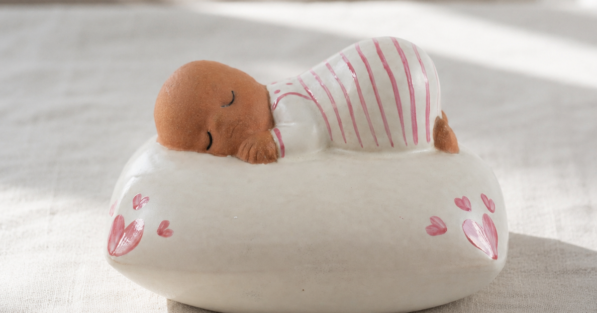リサ・ラーソン（Lisa Larson）クッションの上の赤ちゃん（Bebis på