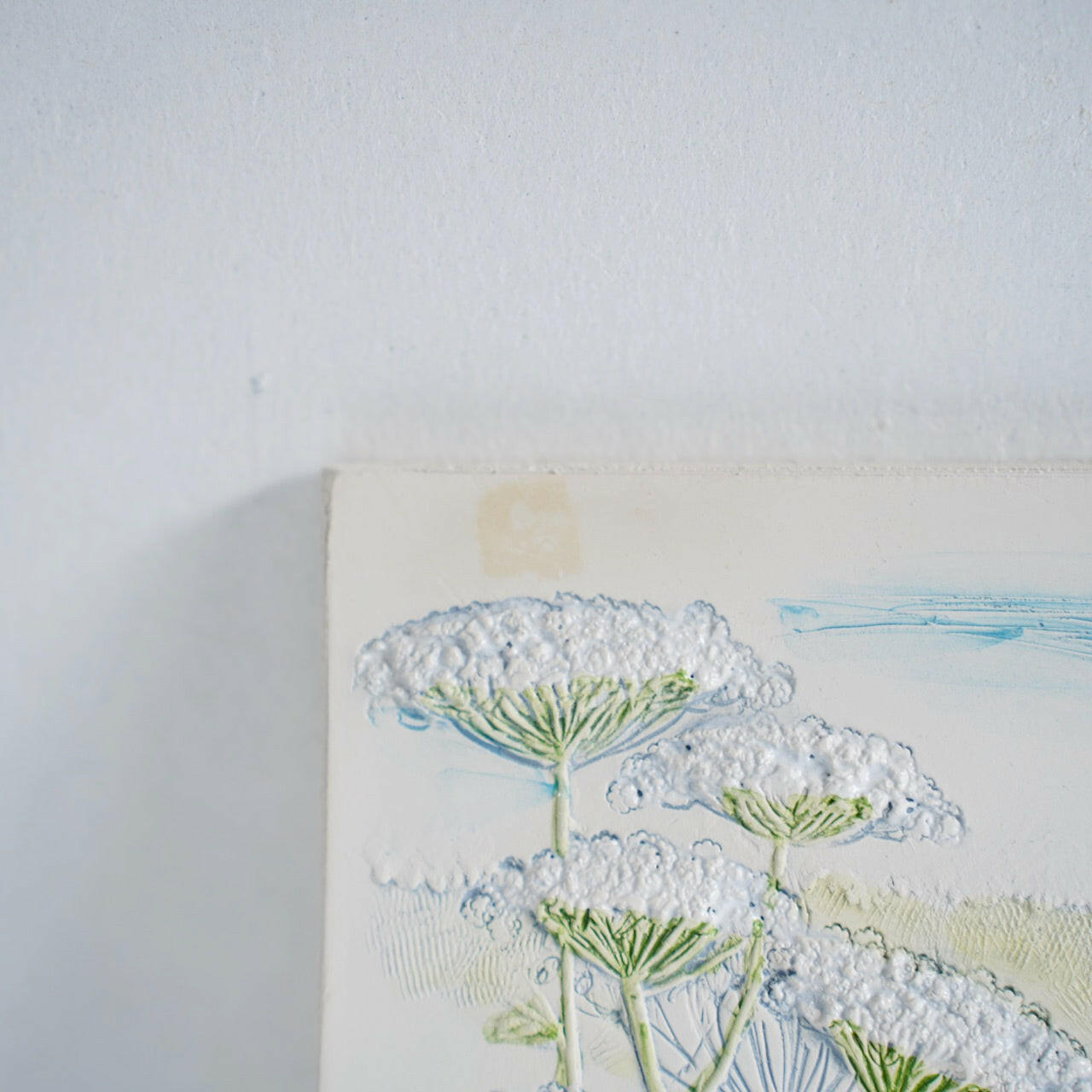 訳あり ジイ・ガントフタ 大サイズ陶板 No. 865「アザミとレースフラワーの咲く風景」