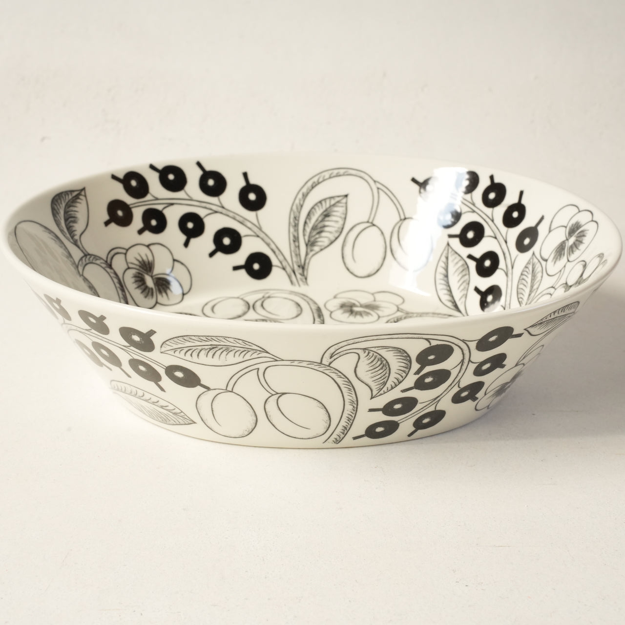 希少サイズ【最初期モデル】アラビア（ARABIA）ブラックパラティッシ（Paratiisi）大サイズ ボウル - 側面