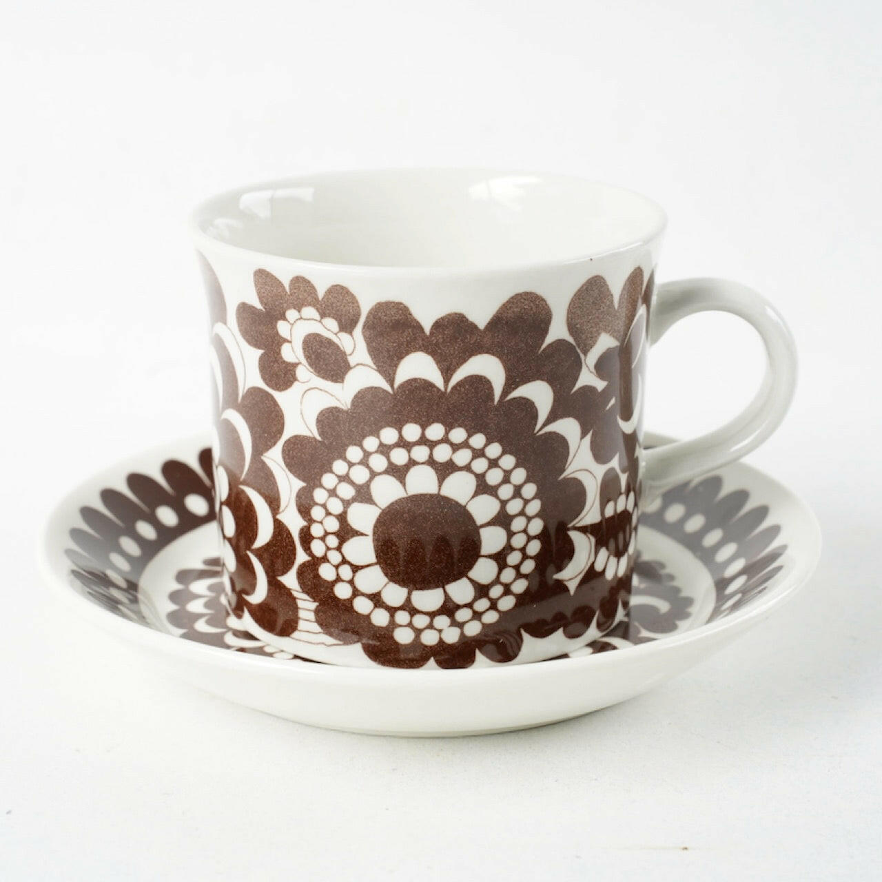 アラビア（ARABIA）100周年記念モデル ブラウンのマグカップ＆ソーサー - 全体像