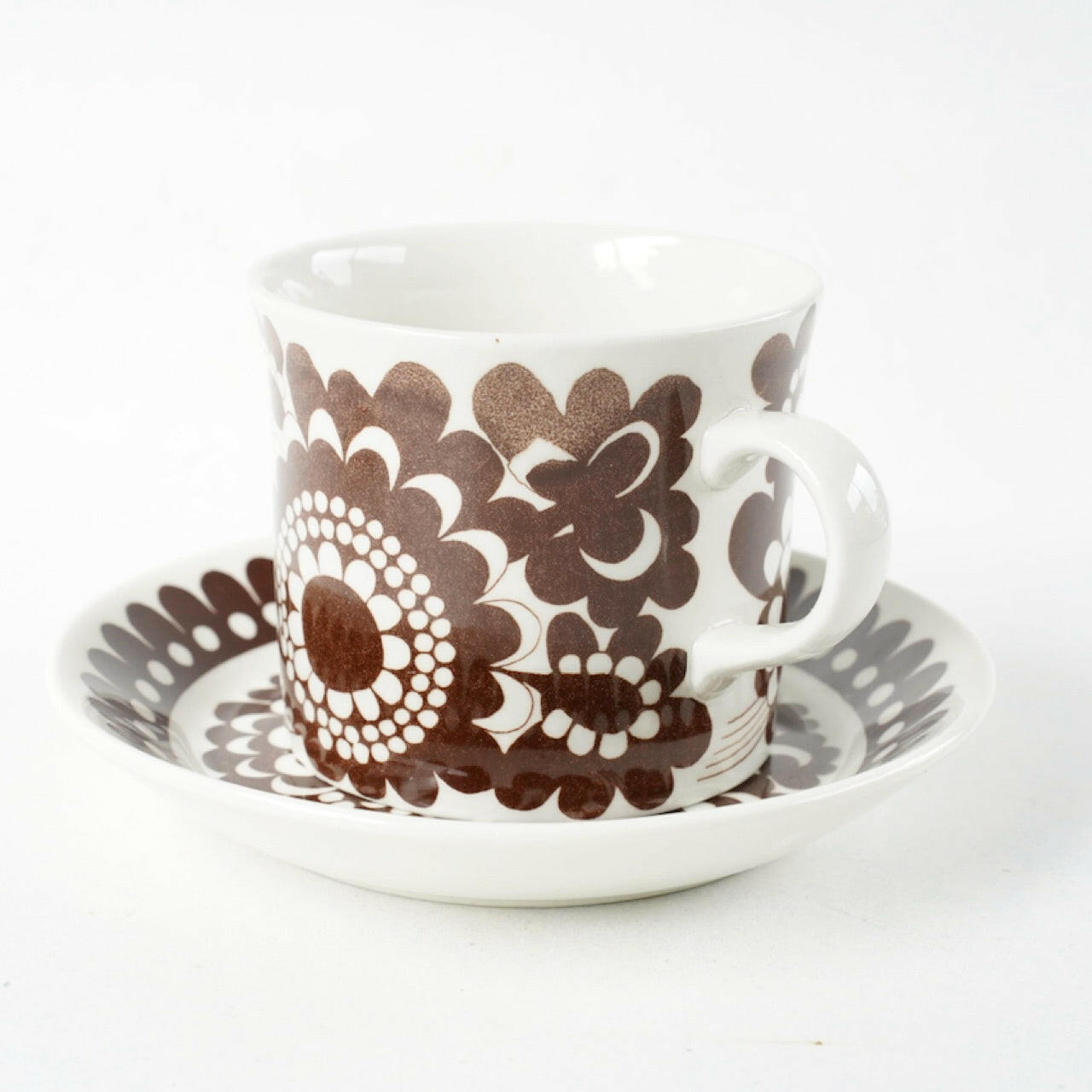 アラビア（ARABIA）100周年記念モデル ブラウンのマグカップ＆ソーサー - デザイン・柄の詳細