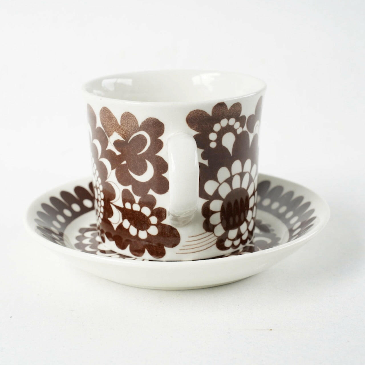 アラビア（ARABIA）100周年記念モデル ブラウンのマグカップ＆ソーサー - 側面