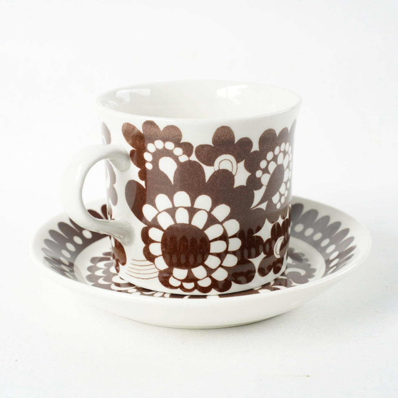 アラビア（ARABIA）100周年記念モデル ブラウンのマグカップ＆ソーサー - ディテール 1