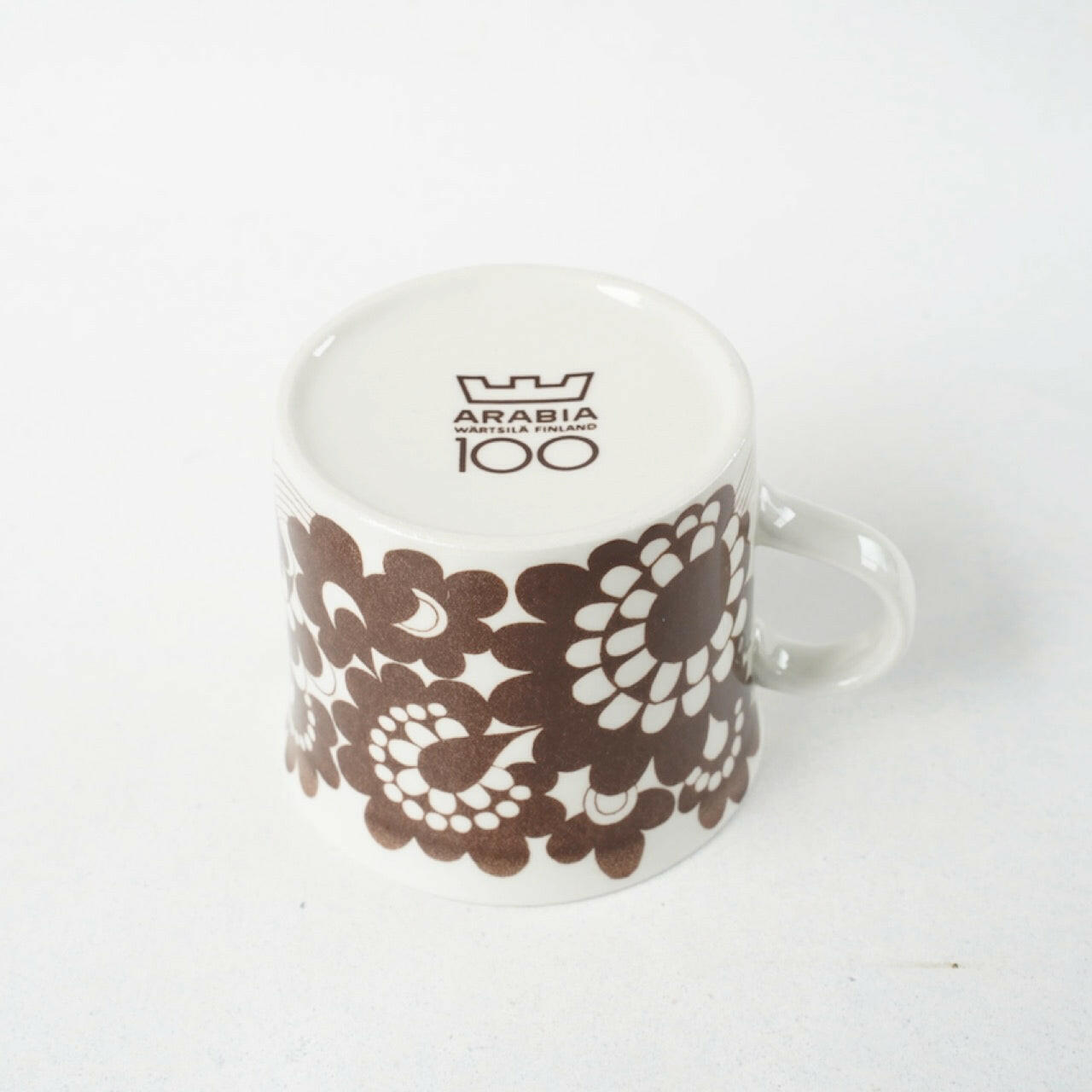 アラビア（ARABIA）100周年記念モデル ブラウンのマグカップ＆ソーサー - ディテール 7