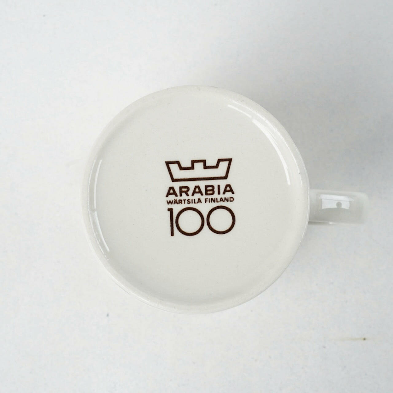 アラビア（ARABIA）100周年記念モデル ブラウンのマグカップ＆ソーサー