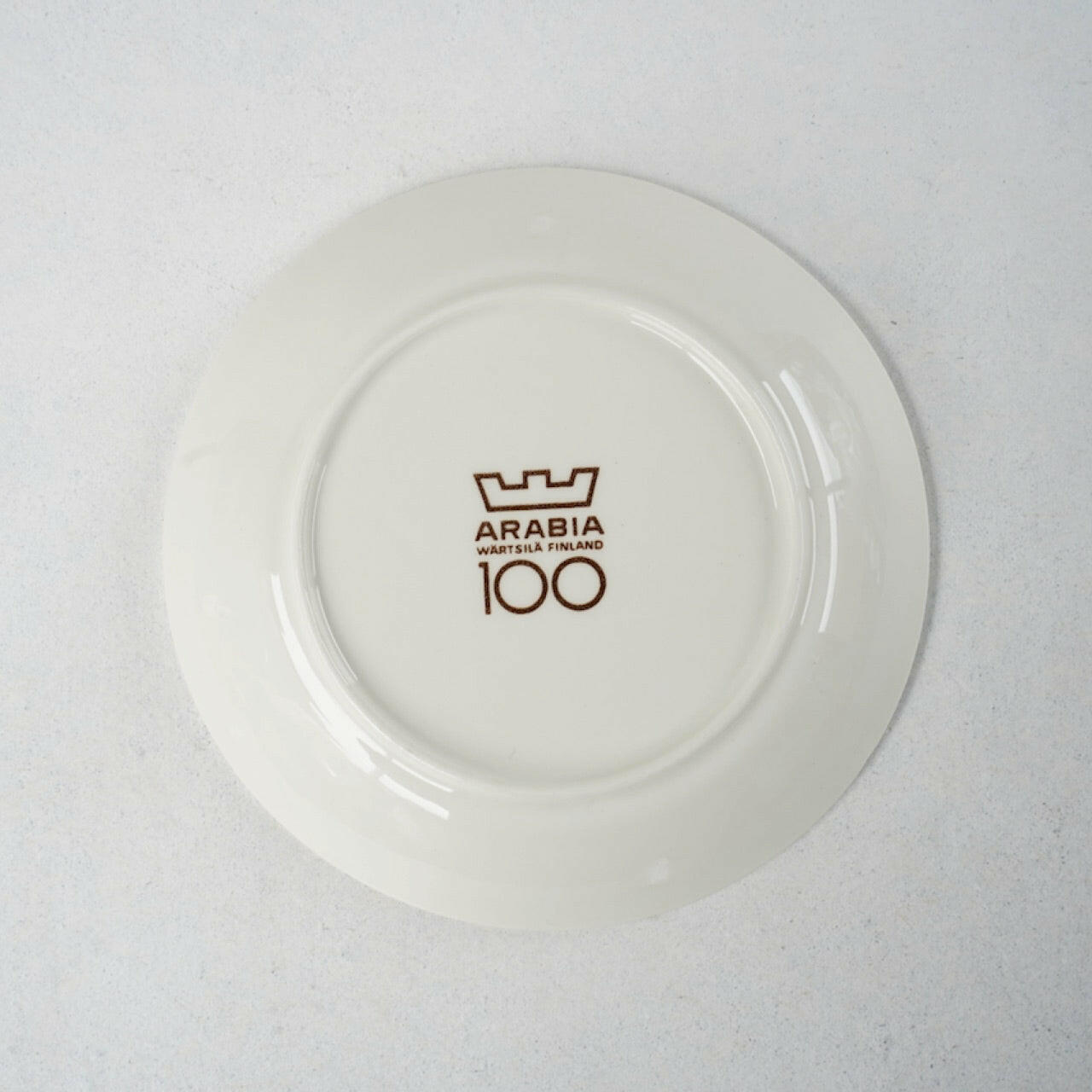 アラビア（ARABIA）100周年記念モデル ブラウンのマグカップ＆ソーサー - ディテール 11