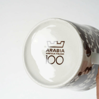 アラビア（ARABIA）100周年記念モデル ブラウンのマグカップ＆ソーサー 裏面（バックスタンプ）