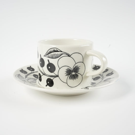 初期モデル アラビア（ARABIA）パラティッシ（Paratiisi）ブラック ティーカップ＆ソーサー - 全体像