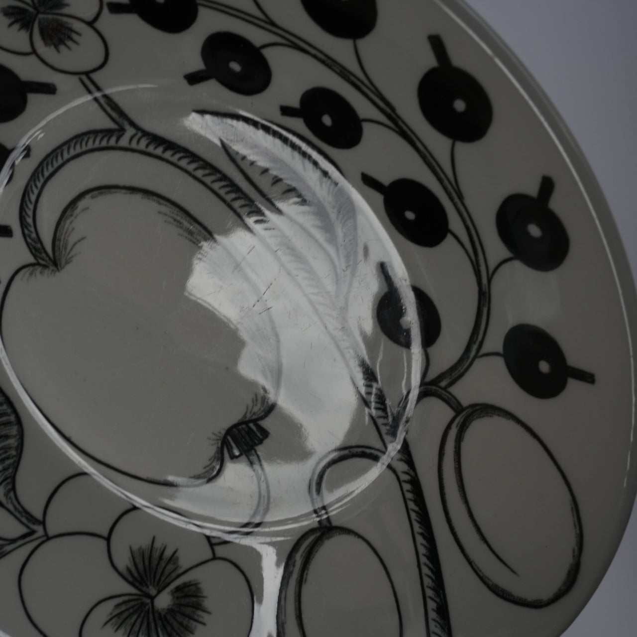 初期モデル アラビア（ARABIA）パラティッシ（Paratiisi）ブラック ティーカップ＆ソーサー 裏面（バックスタンプ）