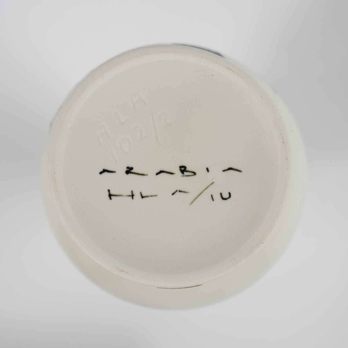 ARABIA ヒルッカ・リーサ・アホラ（HLA）黄色い薔薇 一輪挿し フラワーベース 底面のサイン2