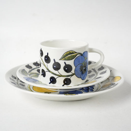 希少【ヴィオラロゴ】アラビア パラティッシ（Paratiisi）ティーカップ＆ソーサー＆ケーキ皿 トリオ - 全体像