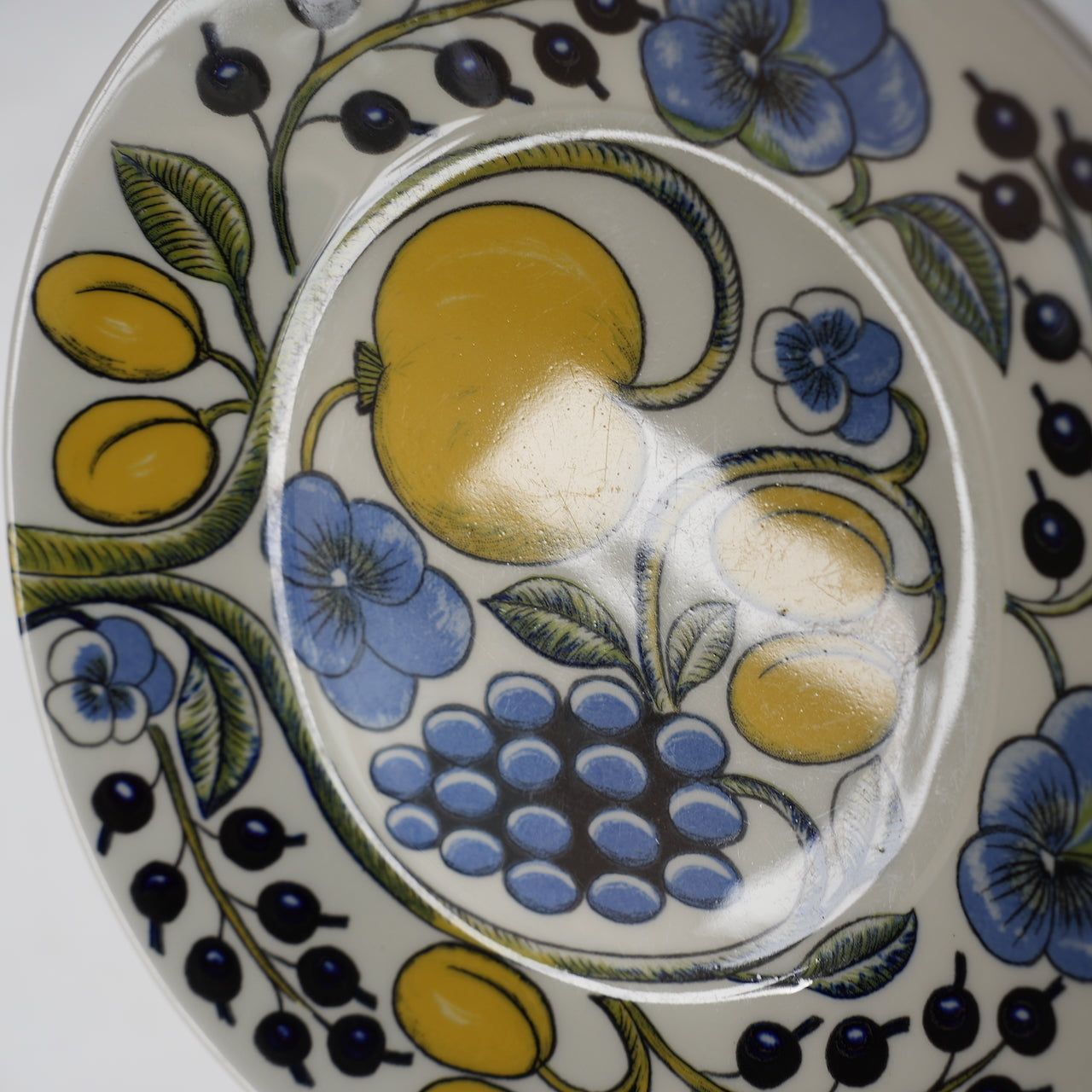 1971年製 アラビア パラティッシ（Paratiisi）ティーカップ＆ソーサー＆ケーキ皿 トリオ - バックスタンプ・裏印