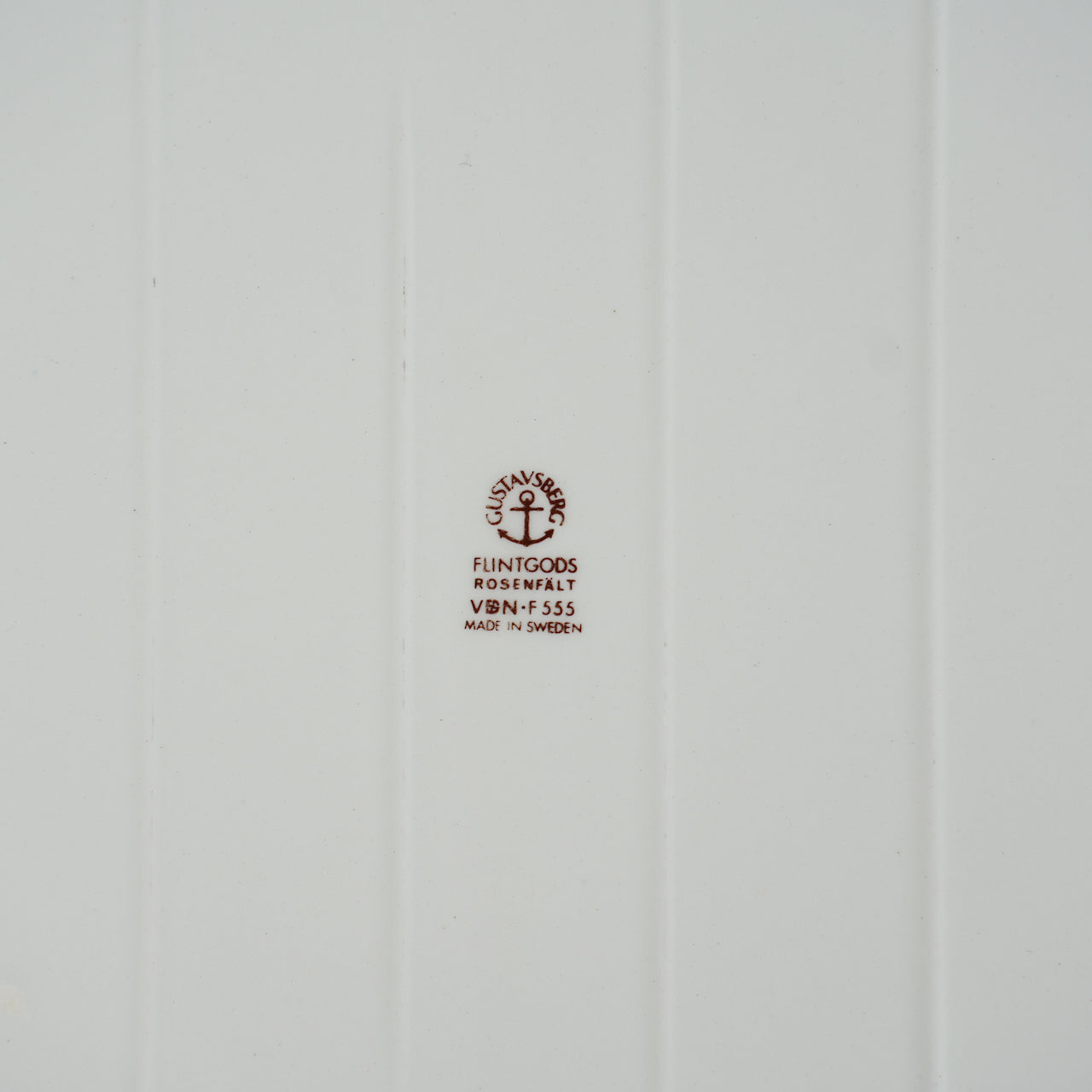 グスタフスベリ ローゼンフェルト（Rosenfalt）特大サイズ スクエアプレート 裏面（バックスタンプ）