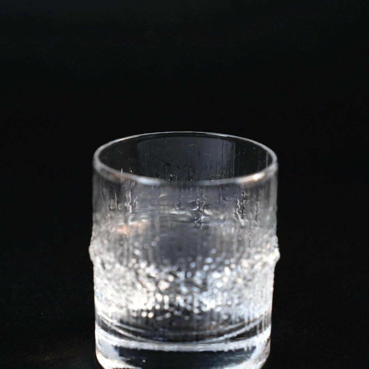 イッタラ（iittala）タピオ・ヴィルカラ ニヴァ（Niva）ヴィンテージ ショットグラス - 側面