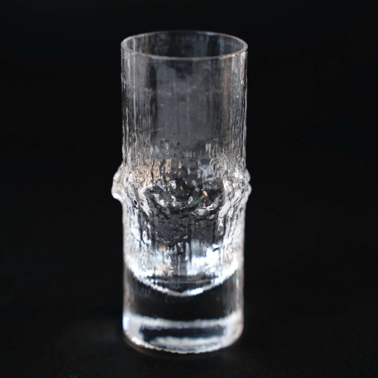 イッタラ（iittala）タピオ・ヴィルカラ ニヴァ（Niva）ヴィンテージ 細長ショットグラス - デザイン・柄の詳細