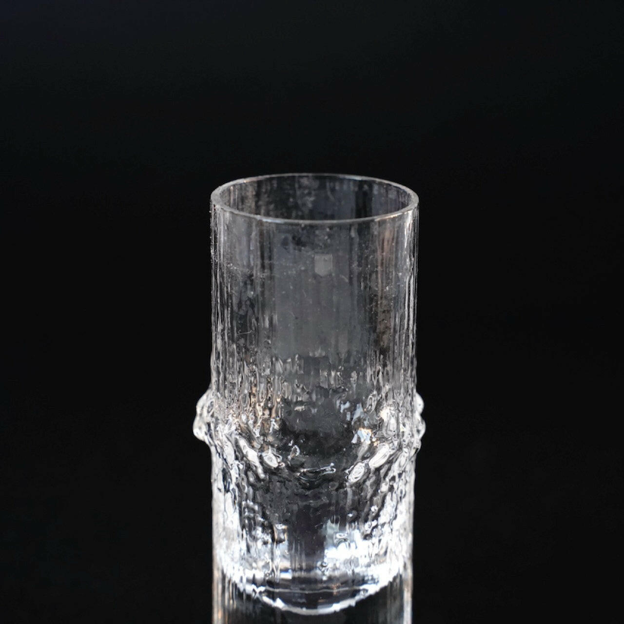 イッタラ（iittala）タピオ・ヴィルカラ ニヴァ（Niva）ヴィンテージ 細長ショットグラス - 側面