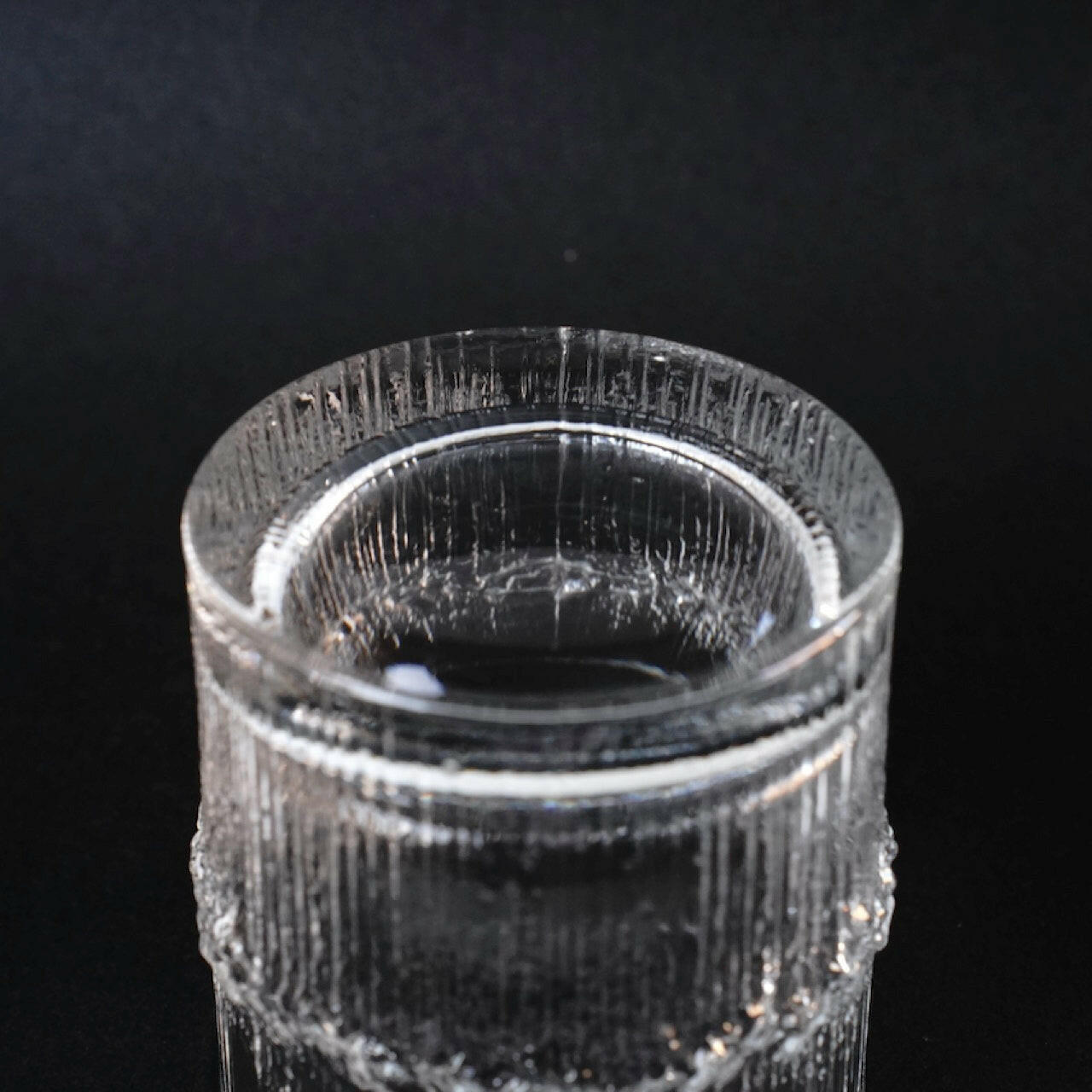 イッタラ（iittala）タピオ・ヴィルカラ ニヴァ（Niva）ヴィンテージ 大サイズ ウイスキーグラス - ディテール 1