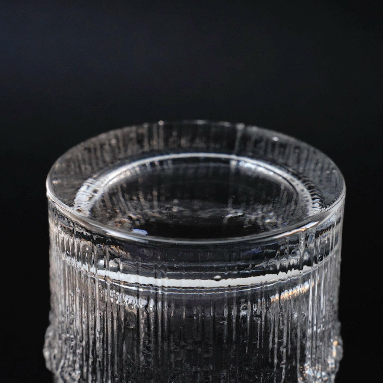 イッタラ（iittala）タピオ・ヴィルカラ ニヴァ（Niva）ヴィンテージ 大サイズ ウイスキーグラス - ディテール 3