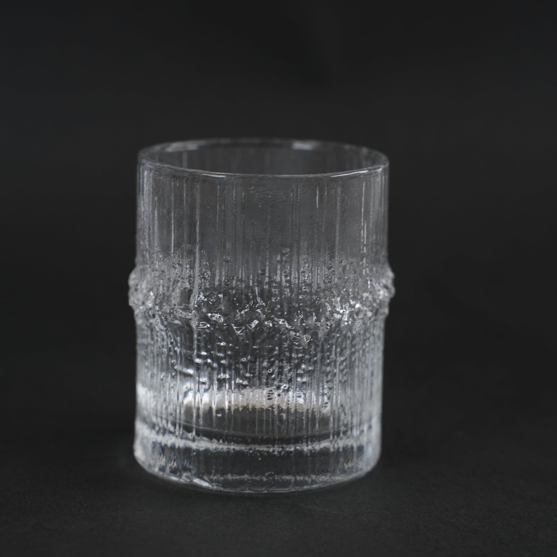 イッタラ（iittala）タピオ・ヴィルカラ ニヴァ（Niva）ヴィンテージ ウイスキーグラス 別角度