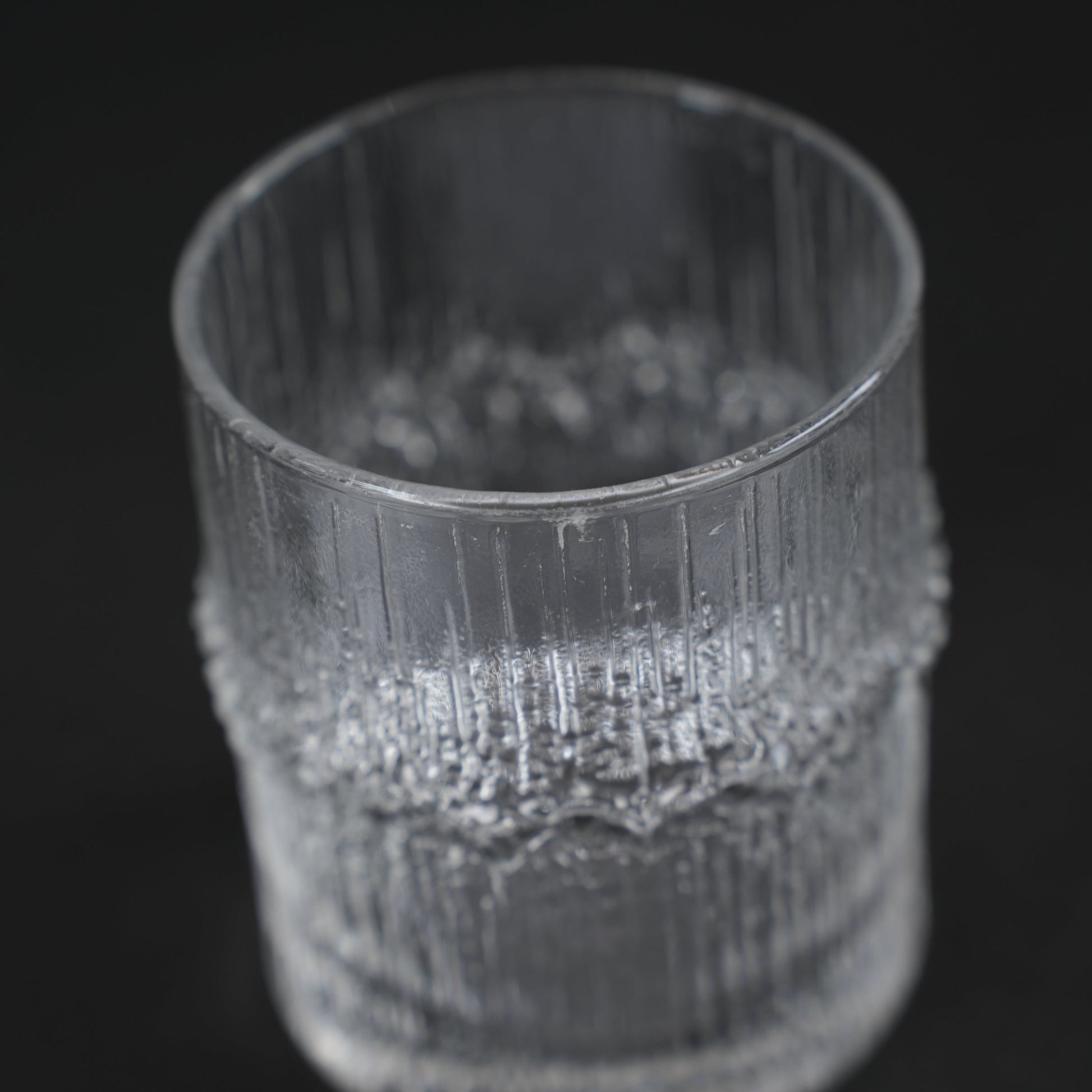 イッタラ（iittala）タピオ・ヴィルカラ ニヴァ（Niva）ヴィンテージ ウイスキーグラス 細部の文様