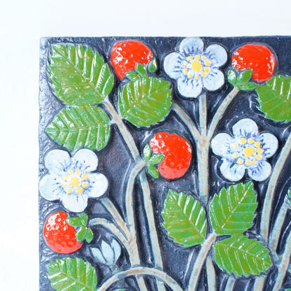 リサ・ラーソン ポモナ（Pomona）イチゴの陶板 - 全体像