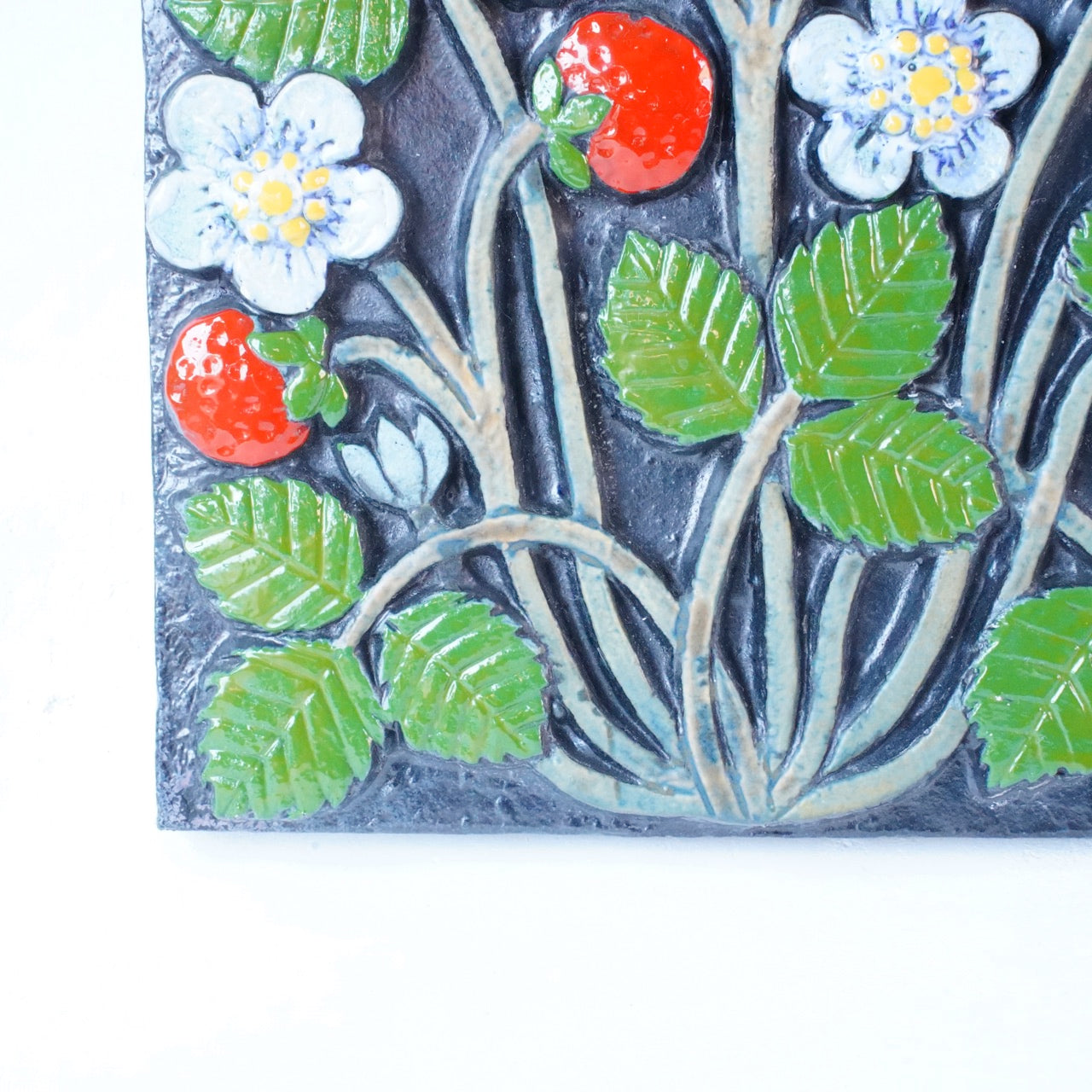 リサ・ラーソン ポモナ（Pomona）イチゴの陶板 - ディテール 1