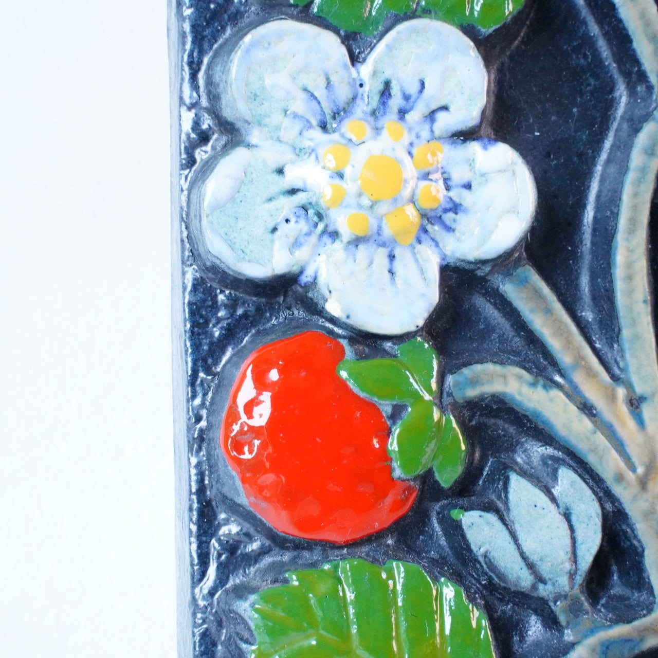 リサ・ラーソン ポモナ（Pomona）イチゴの陶板 - ディテール 4