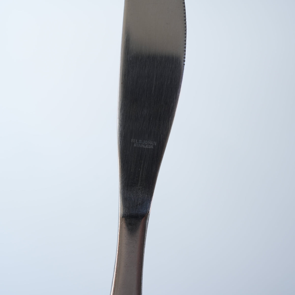 ニルスヨハン（NilsJohan）カプリ（Capri）ディナーナイフ 波刃 20.5cm アダム・ティルストルップ 北欧ヴィンテージカトラリー 全体