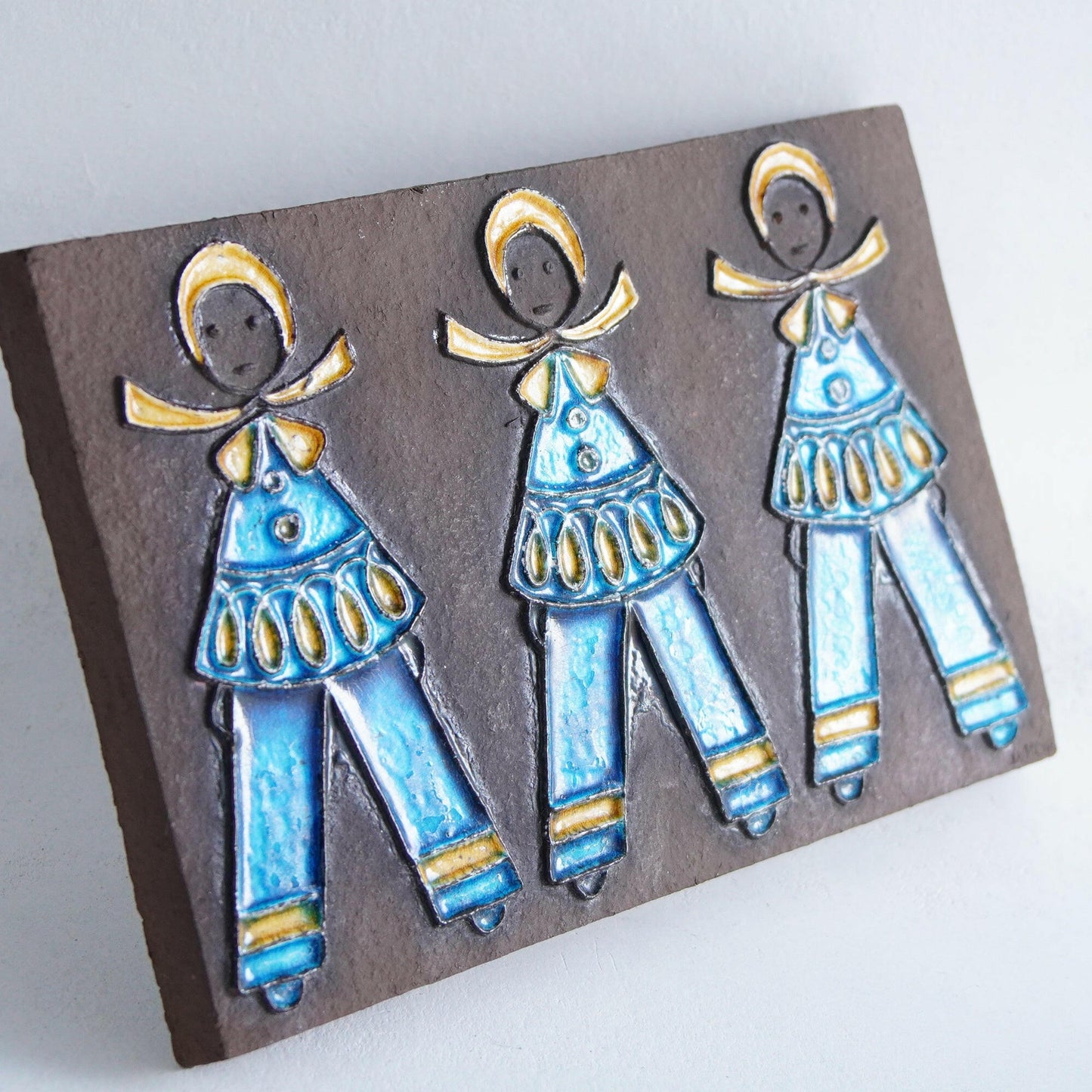 ナブストラップ ディートリンデ・へイン（D.Hein）三人の青い服の女の陶板 デンマークヴィンテージ 陶板 Knabstrup   
