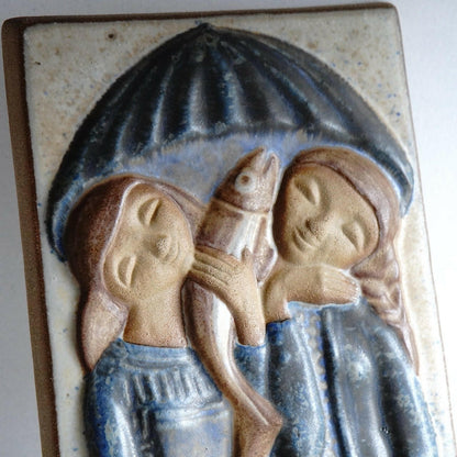 ミケル・アナセン＆サン（Michael Andersen & Son）ニシンを持つ少女の陶板 - 北欧食器Tacksamycket